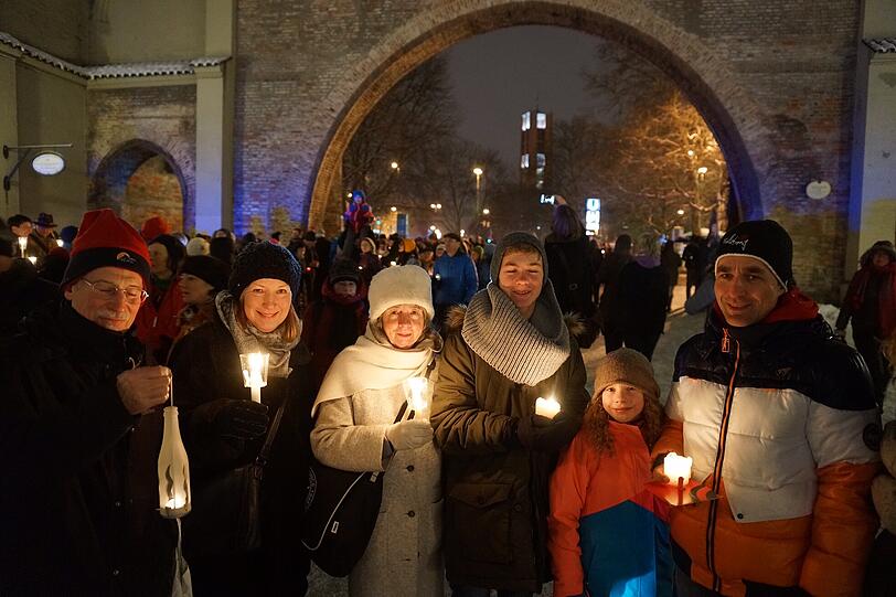 15000 Münchner versammelten sich am Montagabend zur Lichterkette für den Frieden.
