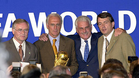 Die Mitglieder des DFB-Bewerbungskommitees für die Fußball-WM 2006 (v.l.n.r.): Horst R. Schmidt (Generalsekretär), Franz Beckenbauer (Bewerbungschef), Fedor Radmann (Koordinator) und DFB-Mediendirektor Wolfgang Niersbach.