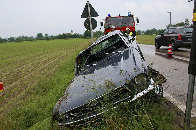 Spektakulärer Abflug eines Ford Mustang Oldtimers zwischen Waldkraiburg und Pürten. Der Fahrer verliert die Kontrolle und landet auf dem Dach.