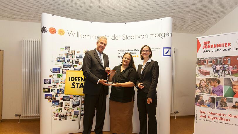 Stefan Witte von der Deutschen Bank und Katrin Hennig vom Land der Ideen (r.) gratulieren der Einrichtungsleiterin Renate Schemann. Stefan Witte von der Deutschen Bank und Katrin Hennig vom Land der Ideen (r.) gratulieren der Einrichtungsleiterin Renate Schemann.