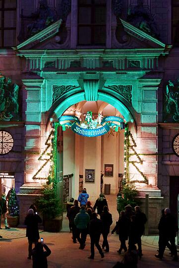 Hier geht&rsquo;s in eine andere Welt &ndash; ins Weihnachtsdorf der Residenz.