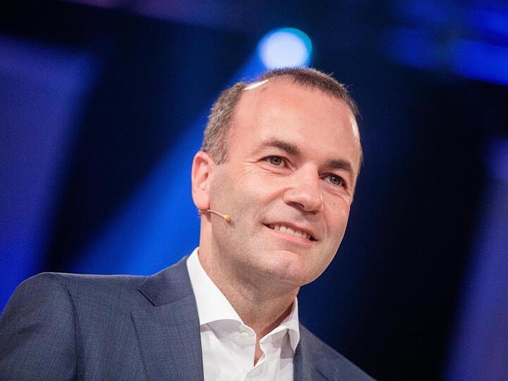 Manfred Weber (EVP) steht vor der Live-Sendung "Wahlarena zur Europawahl" im Fernsehstudio. Foto: Rolf Vennenbernd/Archivbild