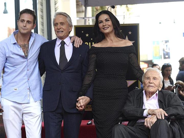 Michael Douglas (2.v.l.) mit seinem Vater Kirk Douglas (r.) seiner Frau Catherine Zeta-Jones und seinem Sohn Cameron Douglas auf dem Hollywood Walk of Fame