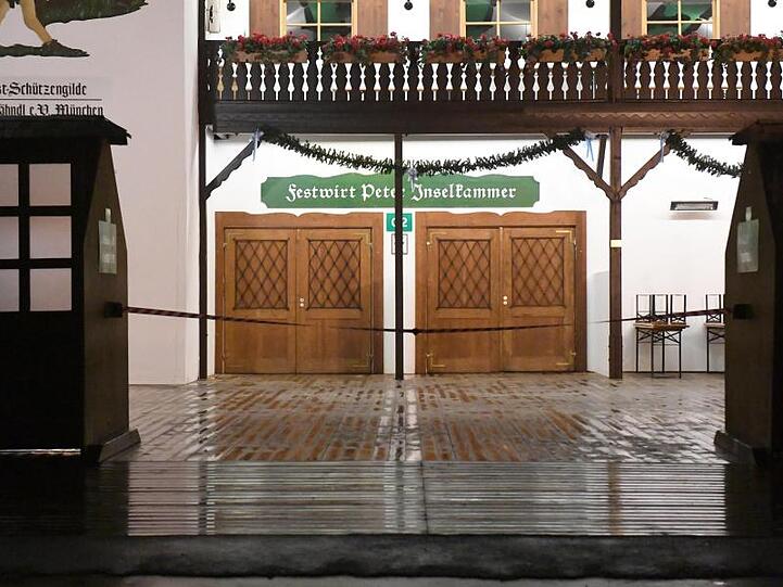 Ein geschlossenes Bierzeltausgang ist auf dem Oktoberfest bei Nacht zu sehen. Foto: Felix Hörhager/dpa/Archivbild