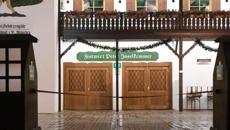 Ein geschlossenes Bierzeltausgang ist auf dem Oktoberfest bei Nacht zu sehen. Foto: Felix Hörhager/dpa/Archivbild Ein geschlossenes Bierzeltausgang ist auf dem Oktoberfest bei Nacht zu sehen. Foto: Felix Hörhager/dpa/Archivbild