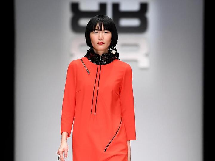 Eine Kreation mit Reißverschlüssen von Riani bei der Berlin Fashion Week.