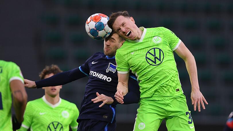 Wolfsburgs Yannick Gerhardt (r) geht ins Kopfballduell mit Berlins Lukas Klünter (M). Wolfsburgs Yannick Gerhardt (r) geht ins Kopfballduell mit Berlins Lukas Klünter (M).