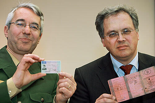 Polizeipräsident Wilhelm Schmidbauer (l.) und Regierungspräsident  Christoph Hillenbrand
