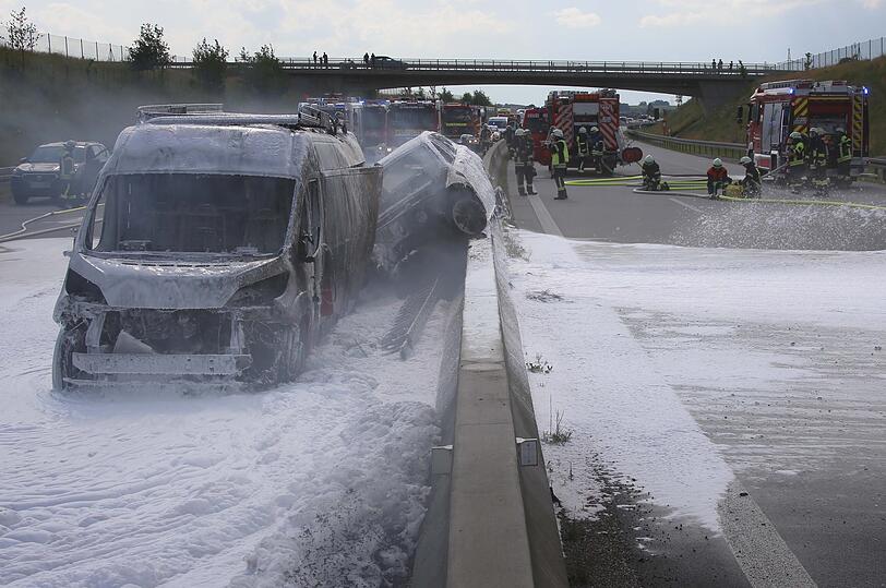 Nach dem Zusammenstoß fing der beschädigte Hybrid-BMW im Bereich der Akkus Feuer. Das Feuer griff auf den Kleintransporter über und setzte diesen in Vollbrand.