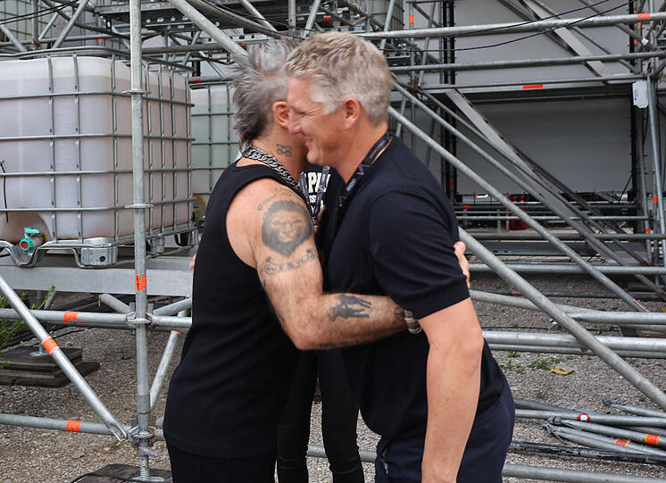Mögen sich: Robbie Williams freut sich sichtlich über das Treffen mit Bastian Schweinsteiger