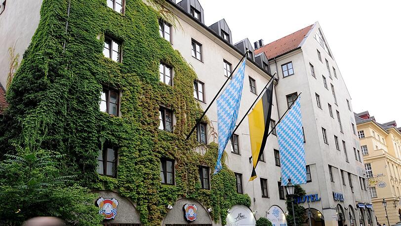 Die Krimihandlung spielt sowohl im Hotel als auch im Restaurant. Die Krimihandlung spielt sowohl im Hotel als auch im Restaurant.