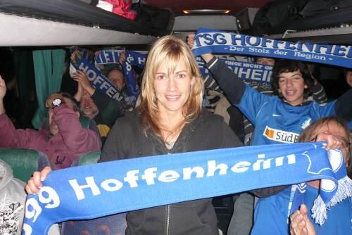 Unter Hoffenheimern: AZ-Mitarbeiter Sebastian Bütow (Mitte) mit Fans auf der Tribüne in Bochum. Die TSG gewinnt mal wieder &ndash; 3:1.