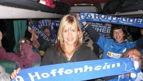 Unter Hoffenheimern: AZ-Mitarbeiter Sebastian Bütow (Mitte) mit Fans auf der Tribüne in Bochum. Die TSG gewinnt mal wieder – 3:1. Unter Hoffenheimern: AZ-Mitarbeiter Sebastian Bütow (Mitte) mit Fans auf der Tribüne in Bochum. Die TSG gewinnt mal wieder – 3:1.