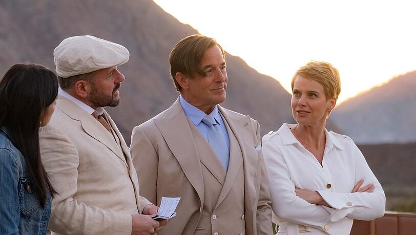 "Allmen und das Geheimnis des Koi": Carlos (Samuel Finzi, l.), Allmen (Heino Ferch, M.) und Jojo (Andrea Osv&aacute;rt) schmieden Pl&auml;ne.