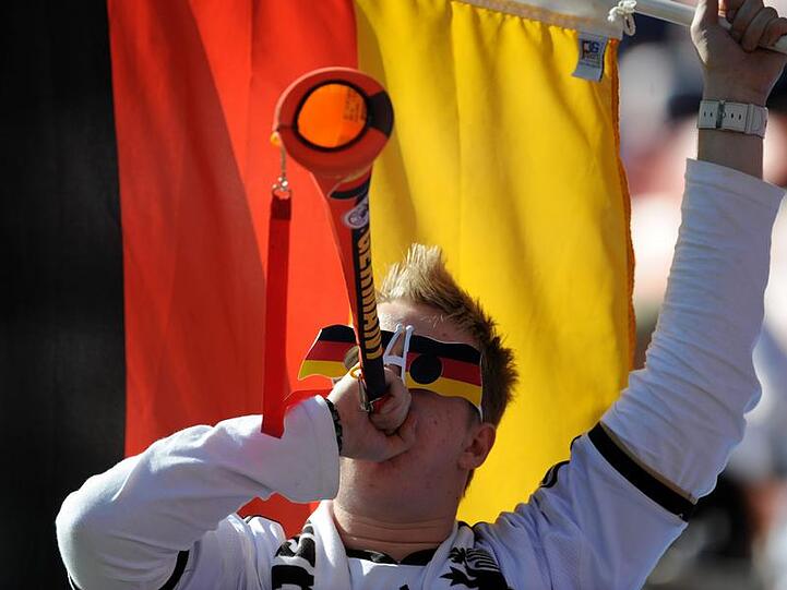 Das Geräusch der WM, die Vuvuzela: In machen Stadien der Liga ist sie verboten.
