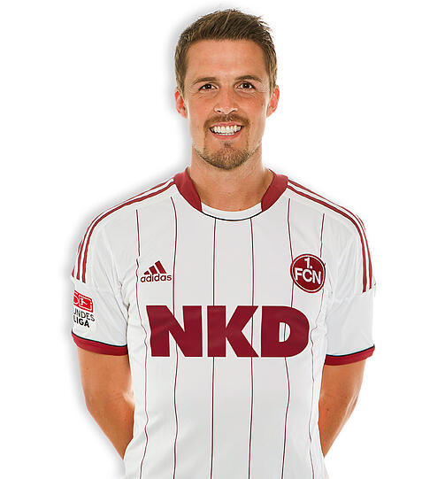 PER NILSSON, Note: 3-. Der Fuß hielt durch. Aber beim 1:1-Gegentor verliert Nilsson Tobias Werner aus den Augen. Der Augsburger kann ungehindert aufs Club-Tor köpfen. Den Rest erledigte Schäfer...