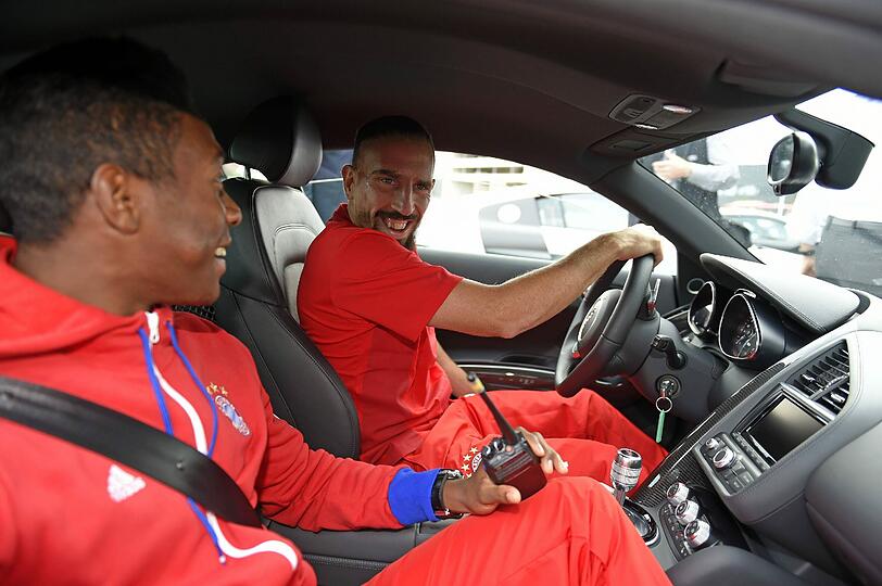 Die Bayern-Stars mit ihren neuen Dienstwagen.