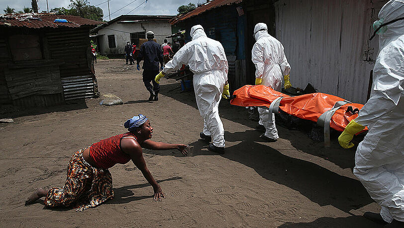 Gewinner in der Kategorie "aktuelles Zeitgeschehen" und des Hauptpreises "Iris d'Or": John Moore mit seinen Fotos von der Ebola-Epidemie in Liberia. Eine Frau weint um ihre an Ebola gestorbe Schwester, als diese von einem Bestattungsteam abgeholt wird. Gewinner in der Kategorie "aktuelles Zeitgeschehen" und des Hauptpreises "Iris d'Or": John Moore mit seinen Fotos von der Ebola-Epidemie in Liberia. Eine Frau weint um ihre an Ebola gestorbe Schwester, als diese von einem Bestattungsteam abgeholt wird.