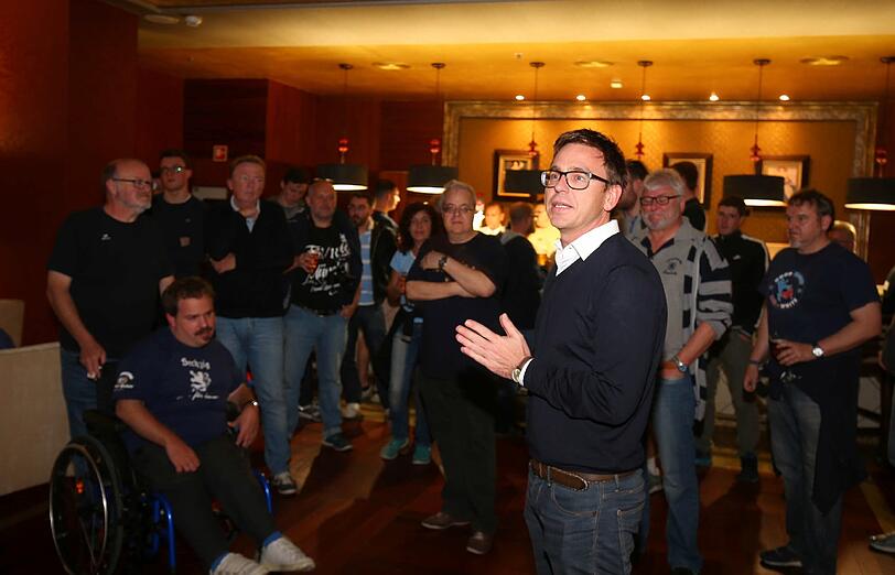 Launiger Abend im "Piano Room" des Mannschaftshotels der Löwen: Die 1860-Kicker trafen auf die Fans und tauschten sich rege mit den Anhängern aus.