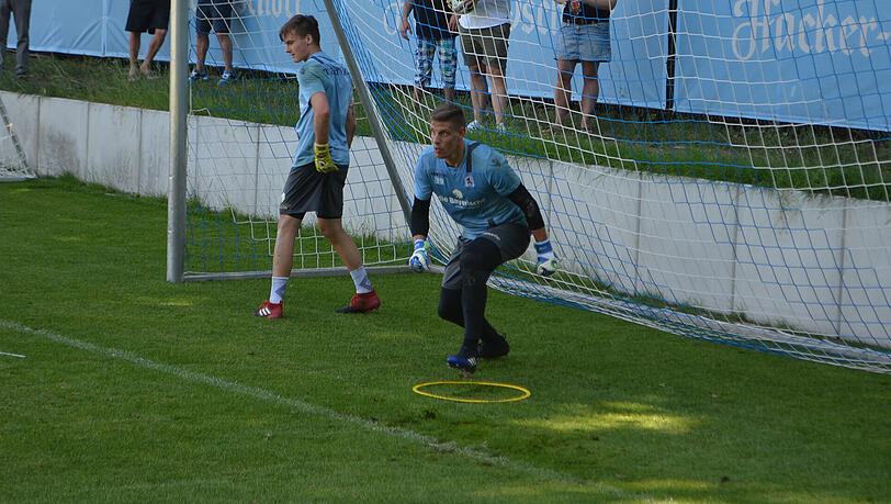 Steht derzeit beim TSV 1860 als Test-Torhüter auf dem Trainingsplatz: Alexander Strobl (r.) vom TSV Buchbach. Steht derzeit beim TSV 1860 als Test-Torhüter auf dem Trainingsplatz: Alexander Strobl (r.) vom TSV Buchbach.