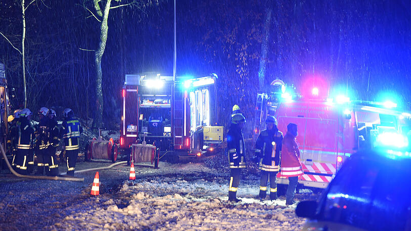 Rettungskräfte sichern bei Sieberatsreute die Absturzstelle des Kleinflugzeugs.