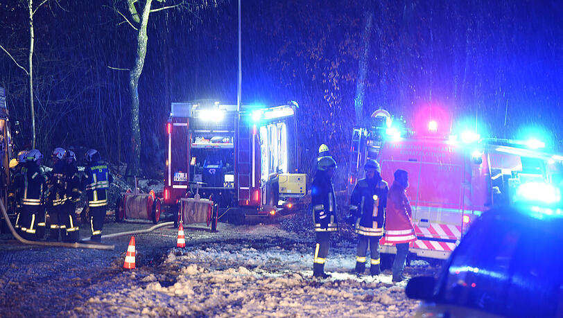Rettungskräfte sichern bei Sieberatsreute die Absturzstelle des Kleinflugzeugs. Rettungskräfte sichern bei Sieberatsreute die Absturzstelle des Kleinflugzeugs.