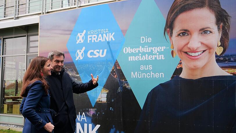 Markus Söder hält kurz inne vor einem Wahlplakat mit der OB-Kandidatin der CSU, Kristina Frank. Markus Söder hält kurz inne vor einem Wahlplakat mit der OB-Kandidatin der CSU, Kristina Frank.