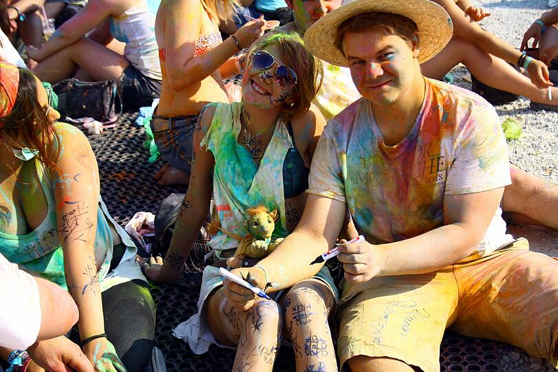 Bunter geht nicht: Das Holi One Color Festival in Riem. Die Bilder.