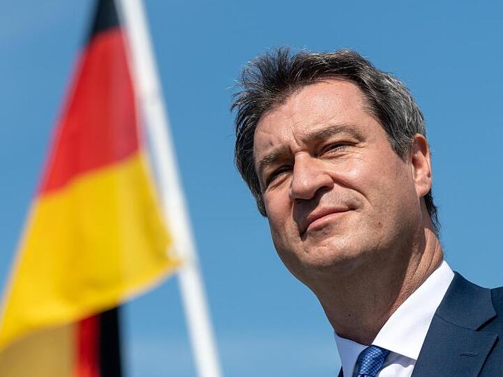 Bayerns Ministerpräsident Markus Söder (CSU) steht vor einer deutschen Flagge. Foto: Peter Kneffel/dpa/Pool/dpa/Archivbild