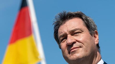 Bayerns Ministerpräsident Markus Söder (CSU) steht vor einer deutschen Flagge. Foto: Peter Kneffel/dpa/Pool/dpa/Archivbild
