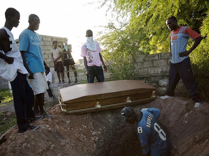 Haitianer helfen bei der Beerdigung eines Cholera-Opfers in der Provinz Artibonite.