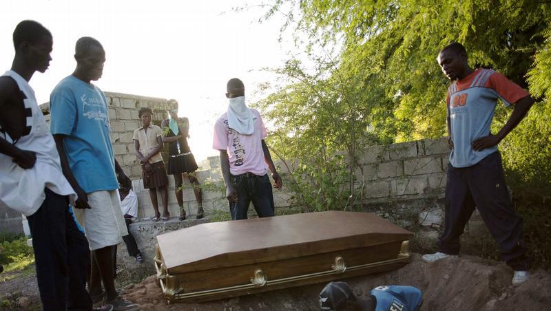 Haitianer helfen bei der Beerdigung eines Cholera-Opfers in der Provinz Artibonite. Haitianer helfen bei der Beerdigung eines Cholera-Opfers in der Provinz Artibonite.