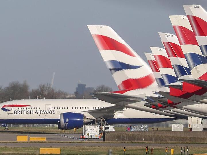 Flugzeuge von British Airways stehen auf dem Flughafen Heathrow.