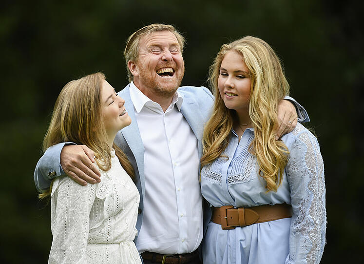 König Willem-Alexander der Niederlande mit seinen Töchtern Prinzessin Ariane (li) und Kronprinzessin Amalia (re.).