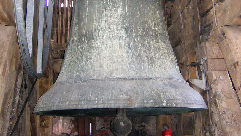 Salveglocke ("Susanna", 1490 gegossen, acht Tonnen, Nordturm) - die tontiefste Glocke des Doms. Salveglocke ("Susanna", 1490 gegossen, acht Tonnen, Nordturm) - die tontiefste Glocke des Doms.