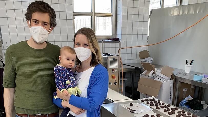 Martin Grellner und seine Frau Caroline (hier mit Nachwuchs), lassen besondere Pralinen herstellen.
