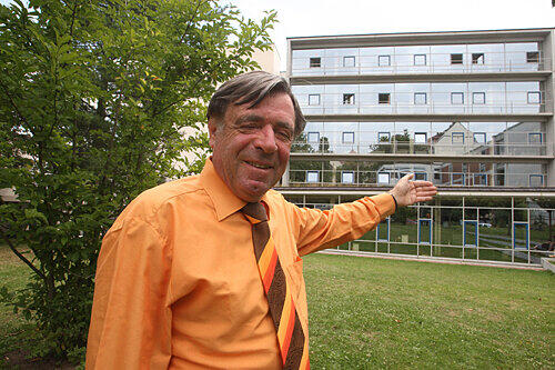 2,3! Josef Oßberger, Rektor der Maria-Ward-Schule, freut sich über den Super-Notendurchschnitt seiner Mädels. Am Donnerstag wird er in den Ruhestand verabschiedet.