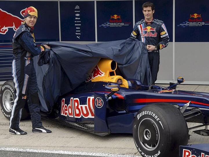 Sebastian Vettel (li.) und Mark Webber enthüllen den neuen Red-Bull-Formel-1-Flitzer