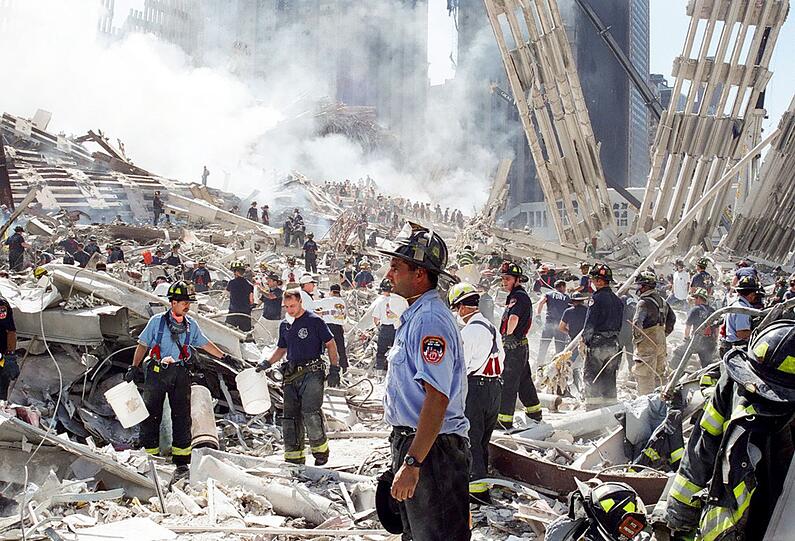 Die beiden T&uuml;rme des World Trade Centers sind eingest&uuml;rzt. Lower Manhattan verwandelte sich am 11. September in eine apokalyptische Landschaft.