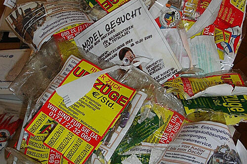 Eingeschweißt in Plastikfolie halten die Flyer Wind und Wetter lange stand &ndash; jetzt wird die illegale Werbung eingesammelt.