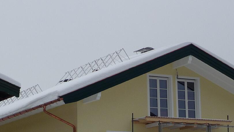 Auf diese Befestigungen auf dem Dach sollten die Solar-Module montiert (aufgeständert) werden. Doch die Gemeidne Rottach-Egern hat's verboten. Aus ästhetischen Gründen.