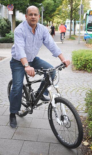 Überglücklich: Die Polizei hat Mohamed El Manakhlys Fahrrad zurückgebracht.