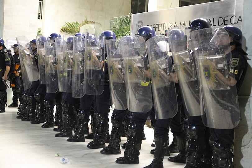 Knapp ein Jahr vor der Fußball-WM in Brasilien erlebt das Land einen ungeahnten Sturm des Protestes.