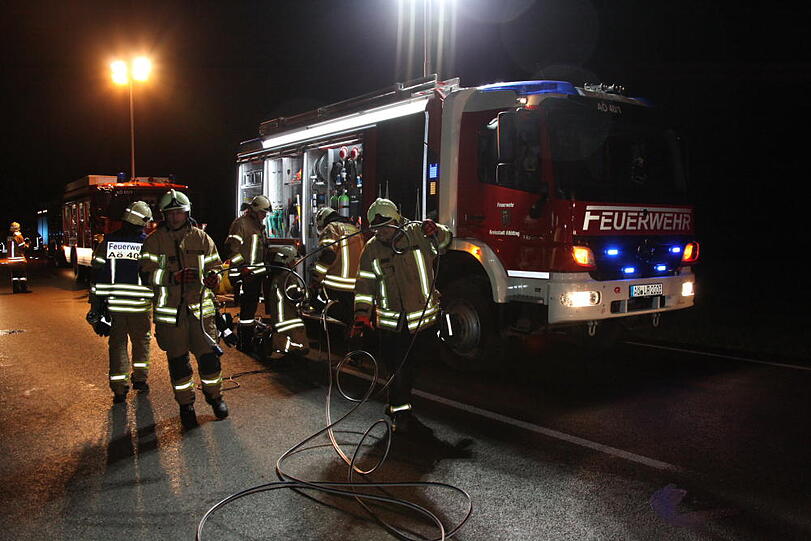 Schwerer Unfall auf der Staatsstraße 2550 bei Altötting. Der Fahrer des Wagens starb noch am Unfallort.