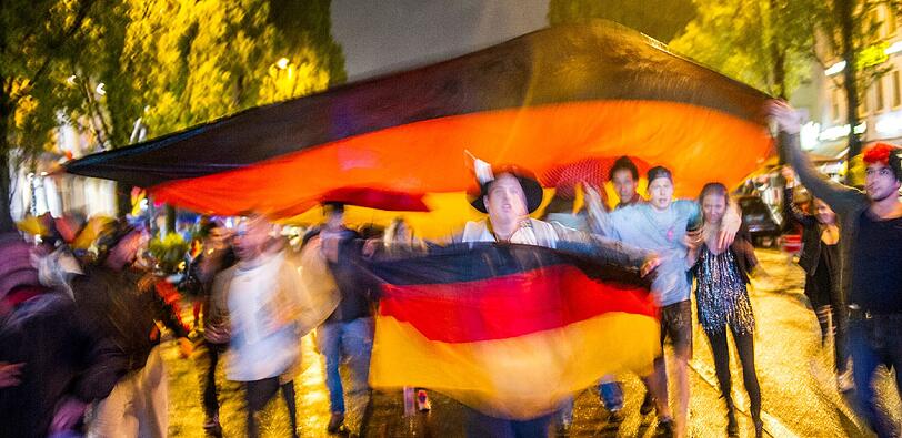 Trubel auf der Leopold: Fußballfans feiern in der Nacht zu Mittwoch den Einzug der DFB-Elf ins WM-Finale.