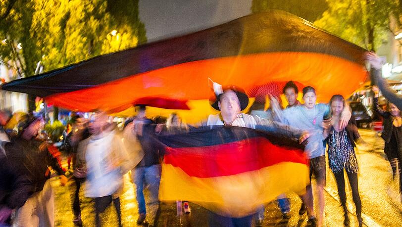 Trubel auf der Leopold: Fußballfans feiern in der Nacht zu Mittwoch den Einzug der DFB-Elf ins WM-Finale. Trubel auf der Leopold: Fußballfans feiern in der Nacht zu Mittwoch den Einzug der DFB-Elf ins WM-Finale.