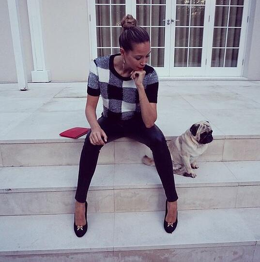 Mandy Capristo mit ihrem Mops.