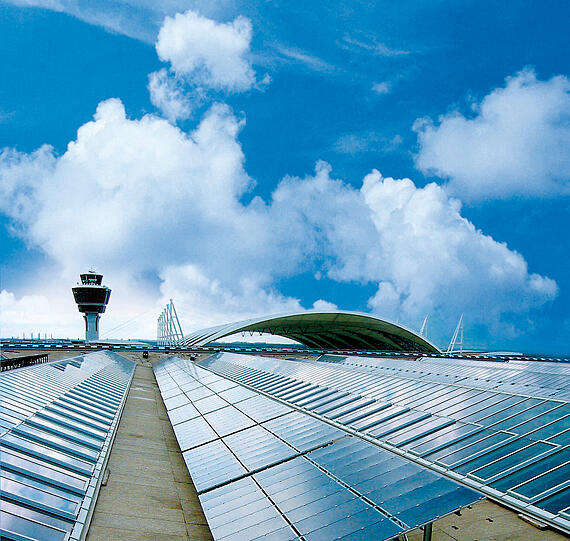 Das Terminal 2 am Flughafen ist schon mit Photovoltaik bepflastert. Die Grünen wollen aber auch in der Innenstadt Strom erzeugen.