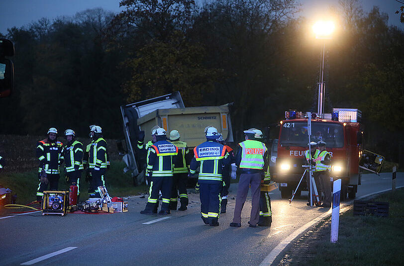 Schrecklicher Verkehrsunfall auf der Staatsstraße 2084 bei Erding. Ein Autofahrer ist nach einem Lkw-Zusammenstoß ums Leben gekommen. Die Bilder von der Unfallstelle.