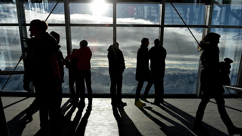 Die Besucher genießen oben ein sonnendurchflutetes Panorama. An der Bergstation ist&rsquo;s hingegen neblig.